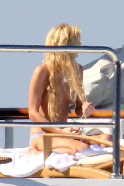 Paris Hilton'un üstsüz isyanı