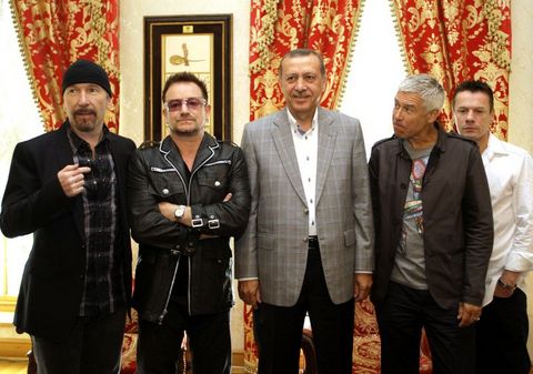 Köprüden geçti Bono