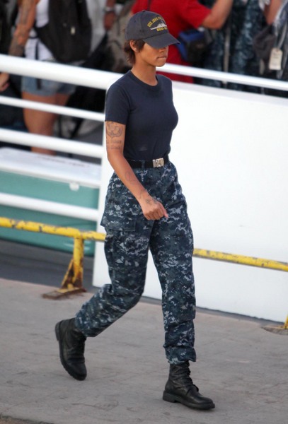 Rihanna donanma subayı oldu