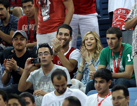 Arda-Sinem tribünde!