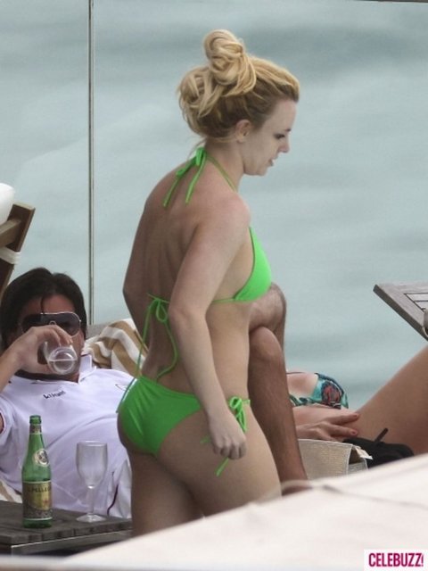 Dünyaca ünlü pop şarkıcısı Britney Spears, yeşil mini bikinisiyle görüntülendi.