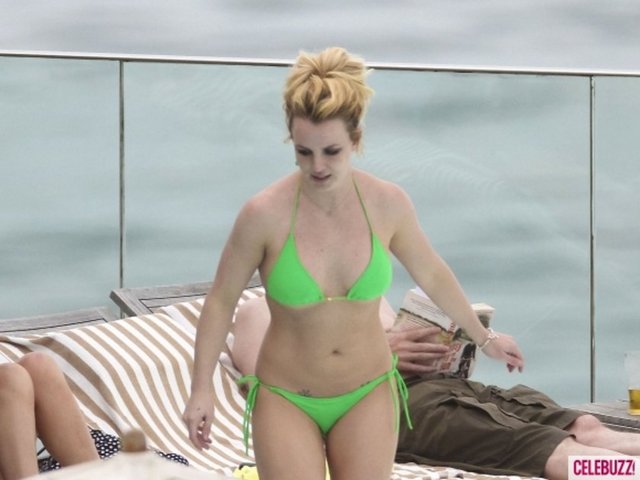 Dünyaca ünlü pop şarkıcısı Britney Spears, yeşil mini bikinisiyle görüntülendi.