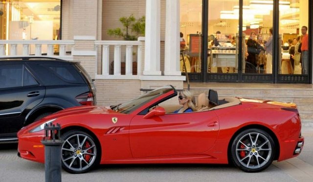 Paris Hilton yeni Ferrari'siyle görüntülendi