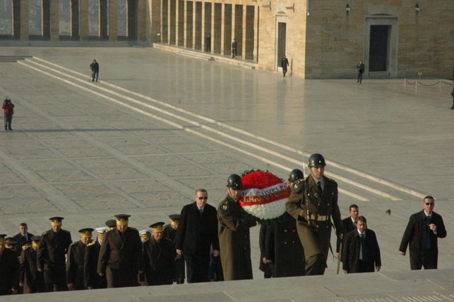 Başbakan Erdoğan Anıtkabir merdivenlerinde