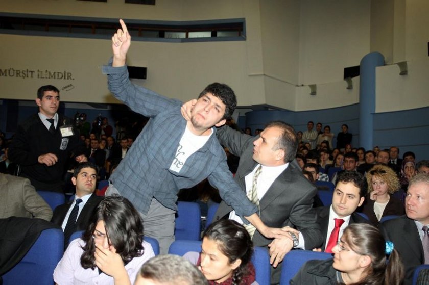 Koruma bakanı bakan öğrenciyi korudu 