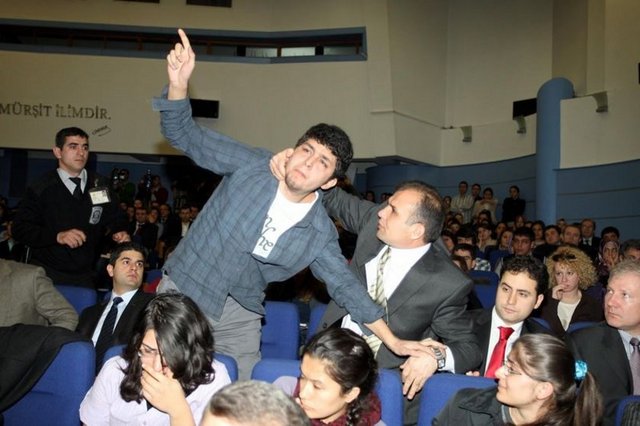 Koruma bakanı bakan öğrenciyi korudu 