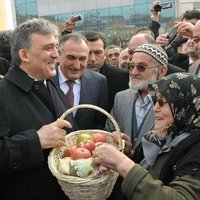 Elma sepeti içinde First Lady'ye sürpriz hediye