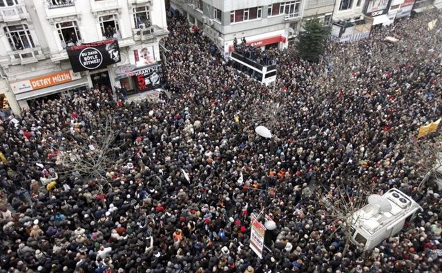 Agos'un önünde sessiz çığlık