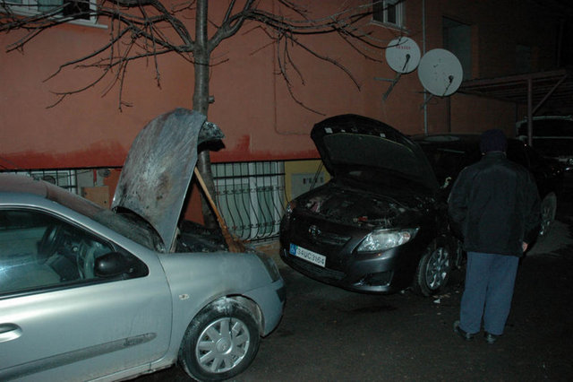 Maltepe'de 5 araç kundaklandı