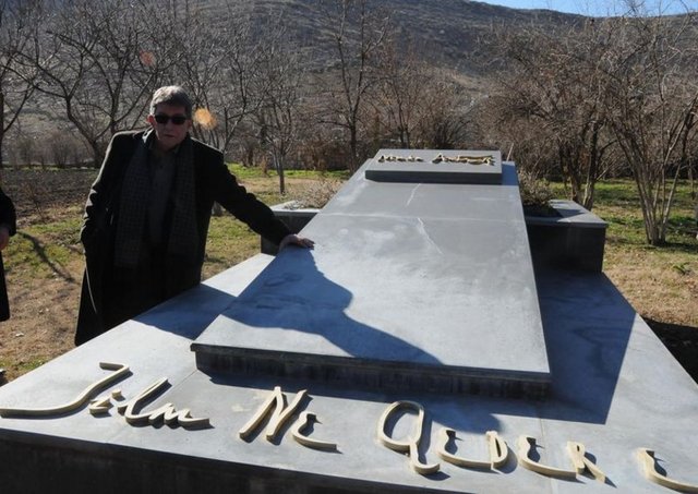 21 yıl sonra babasının mezarı başında