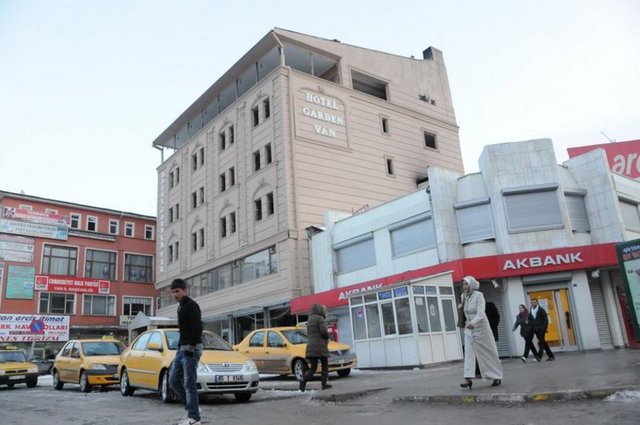Van'da Ermeni krizi yaratan otel yıkılıyor