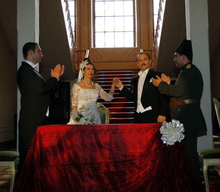 Atatürk’ü nikâh masasına oturtup zeybek oynattılar