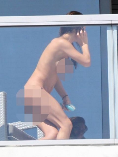 Balkonda çırılçıplak yakalandı