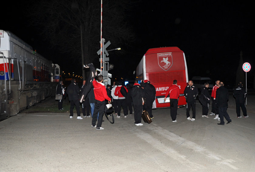 Samsun kafilesine tren çarptı!