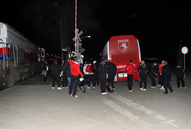 Samsun kafilesine tren çarptı!