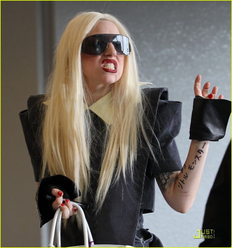 Lady Gaga yine çıplak