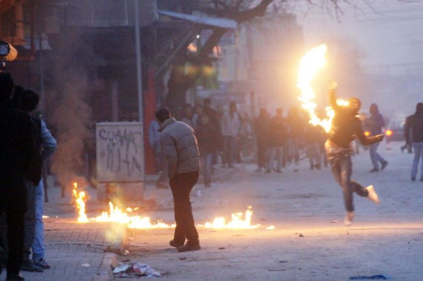 Polise molotof atarken kendini yaktı