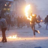 Polise molotof atarken kendini yaktı