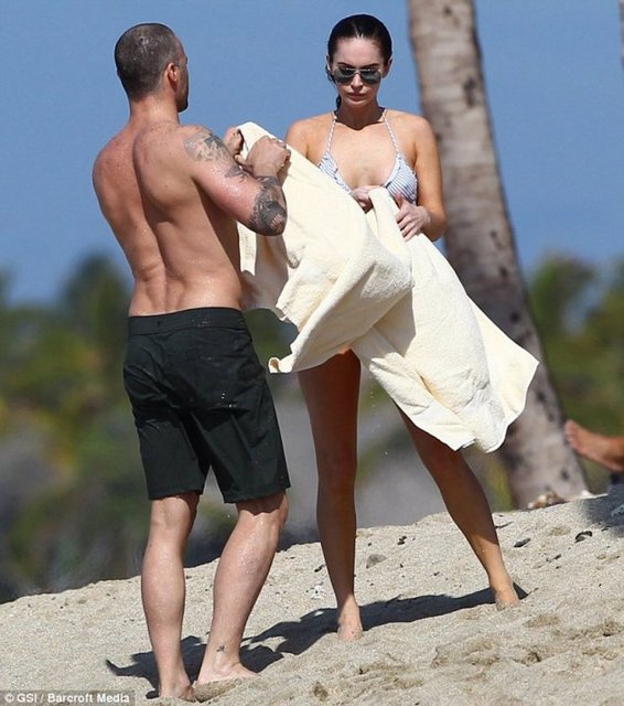 Vücutlarındaki dövmeleriyle dikkat çeken Megan Fox ve eşi Brian Austin Green, Hawaii'de tatil yapıyor. 