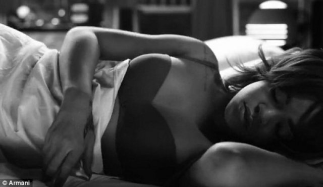 Rihanna'dan seksi reklam çekimi
