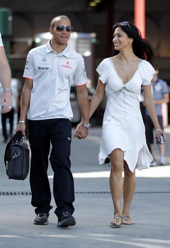 Nicole Scherzinger’in bacak dekoltesi