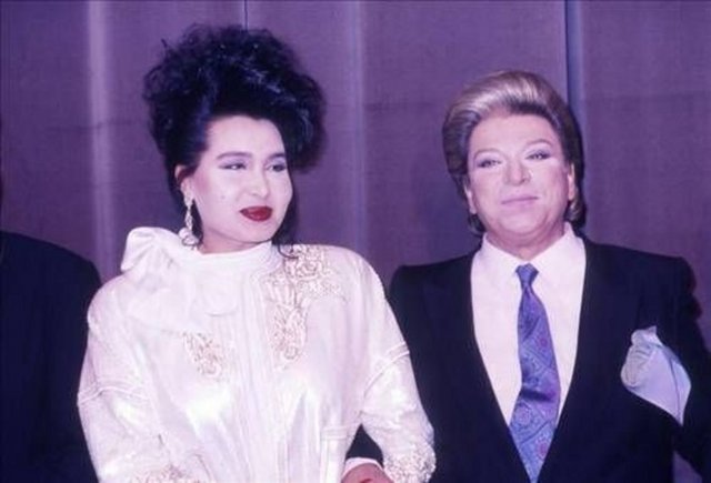 Paşa ve Diva dudak dudağa