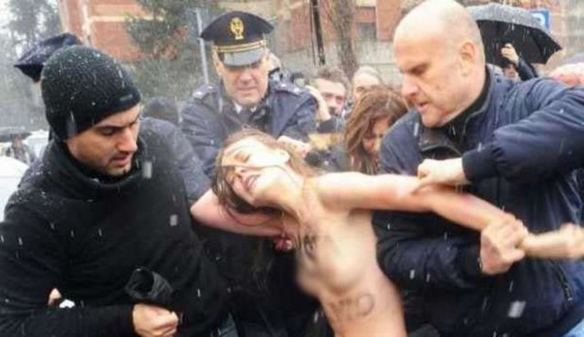 FEMEN İtalya'da sahneye çıktı