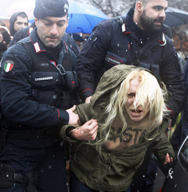 FEMEN İtalya'da sahneye çıktı