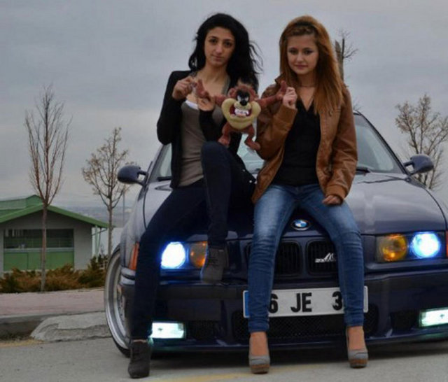 Tofaşçı kızlar BMW'ci kızlara karşı