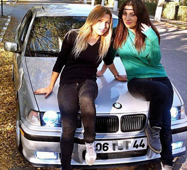 Tofaşçı kızlar BMW'ci kızlara karşı