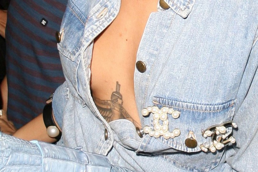 Rihanna shows pierced nipples and pic