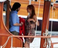 Çıplak ayaklı Hürrem Bodrum sokaklarında 