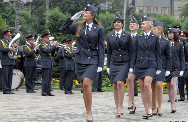 Rus polisine mini etek yasağı!