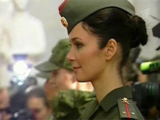 Прическа женщины военнослужащей Прическа женщины военнослужащей