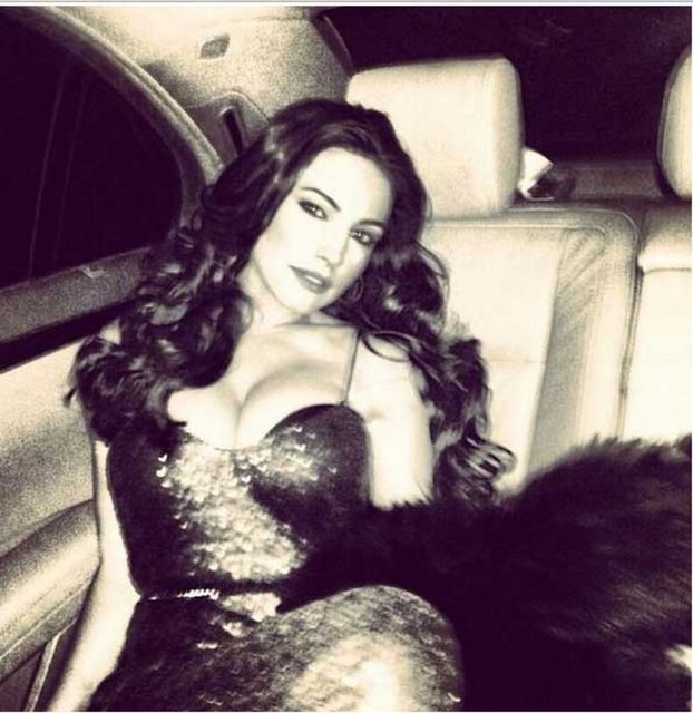 Kelly Brook kendine hayran bıraktı