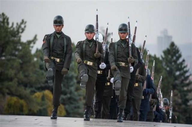 Anıtkabir'in 'heykel' askerleri