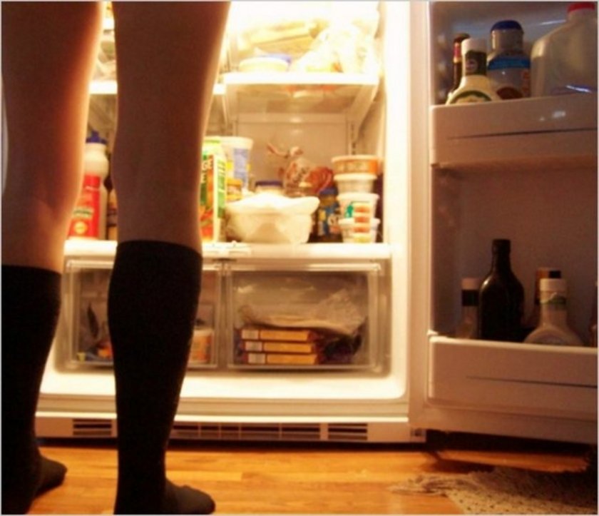 Подруга с большим задом заглядывает в холодильник фото