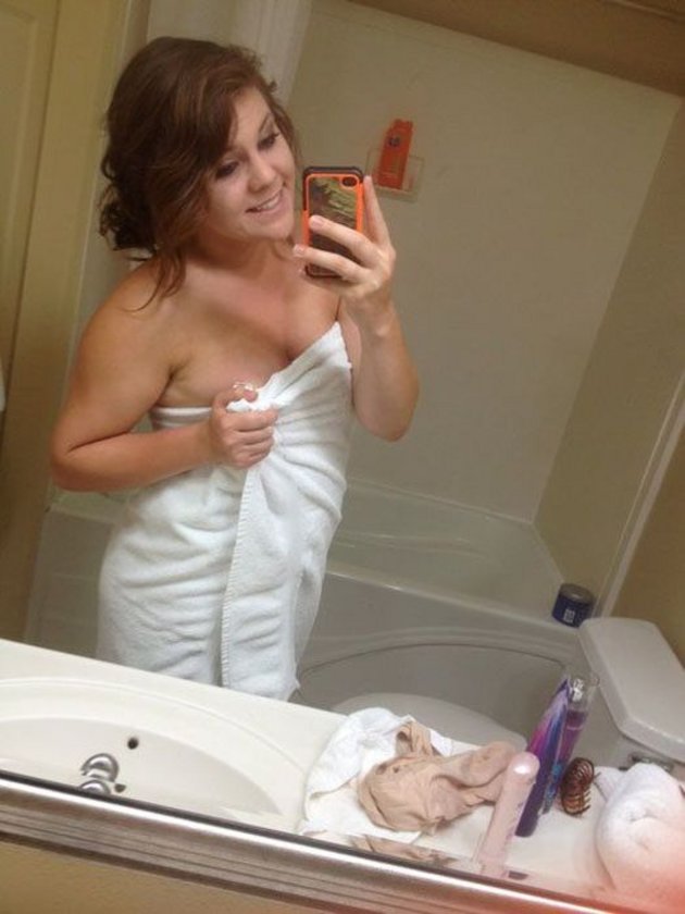 Любовница с голой грудью делает фото в ванне фото