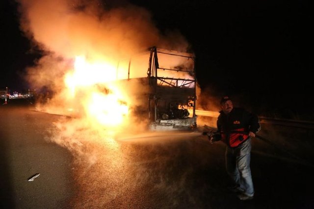 Bolu'da yolcu otobüsü alev alev yandı