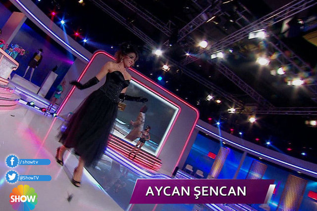 2. Eleme Gecesinde Aycan Nurcan Şencan İkonlardan Amy Winehouse'u canlandırarak Jüri'den 24 puan aldı.