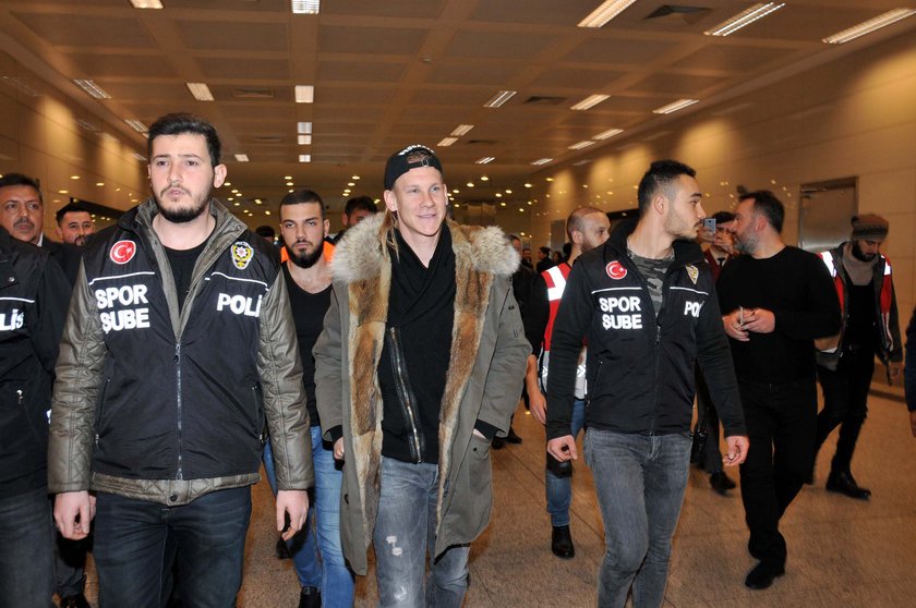 Beşiktaşın yeni transferi Vida İstanbula geldi 76