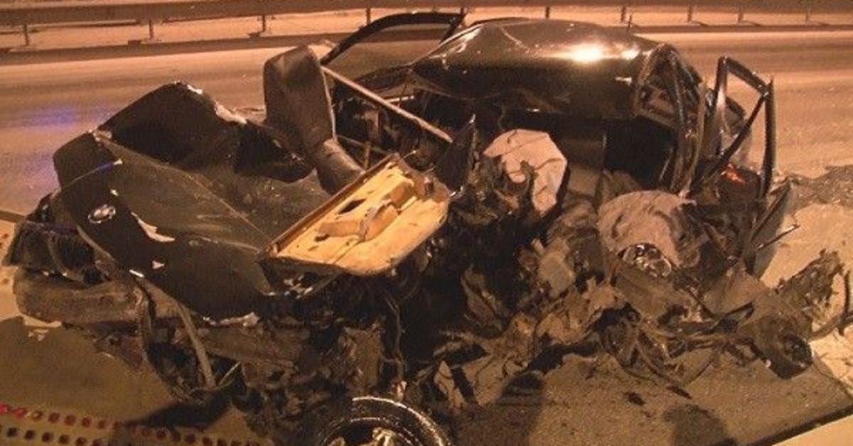 İzmir de bariyerlere çarpan otomobilin sürücüsü ağır yaralandı