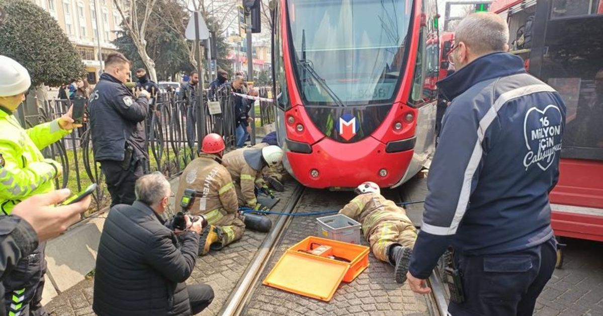 İstanbul da tramvayın altında kalan kişi öldü Son dakika haberleri