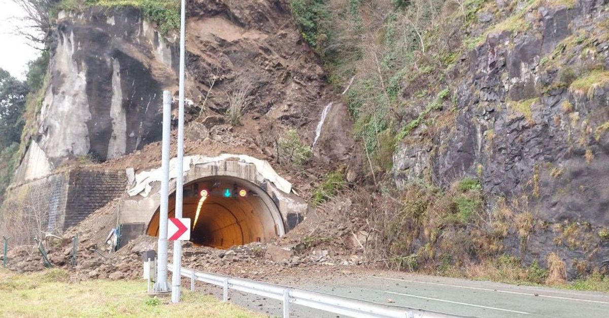 Son dakika Artvin de heyelan oldu Hopa Kemalpaşa arasındaki yol