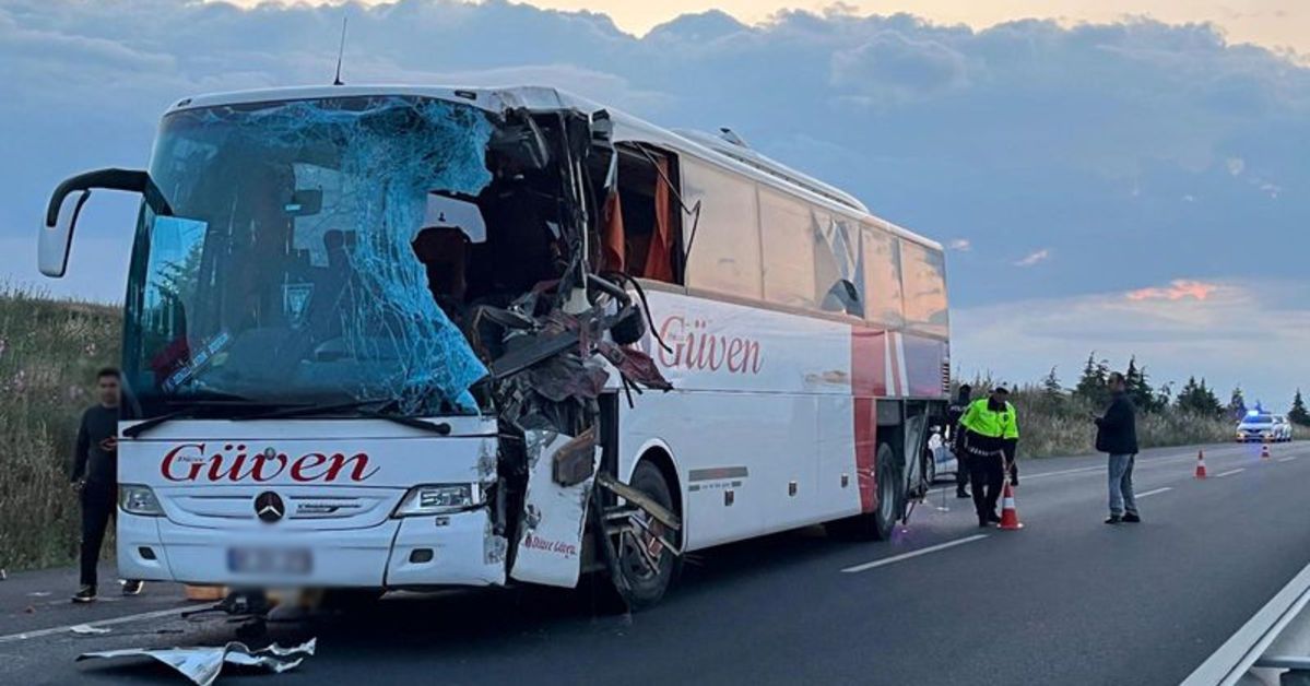 Denizli de yolcu otobüsü ile TIR çarpıştı 2 ölü 6 yaralı Son dakika