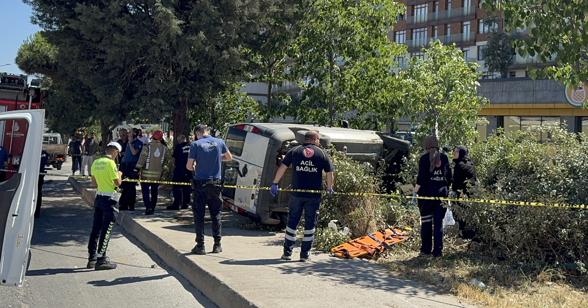 Pendik te kaldırıma çıkan hafif ticari aracın çarptığı yaya öldü Son