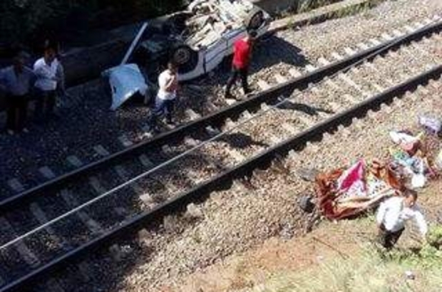 Kaza yapan otomobil köprüden tren yoluna düştü 1 ölü