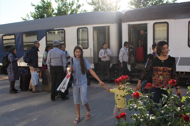 Tahran Van Treni Ilk Seferini Ger Ekle Tirdi Y L Aradan Sonra Tahran