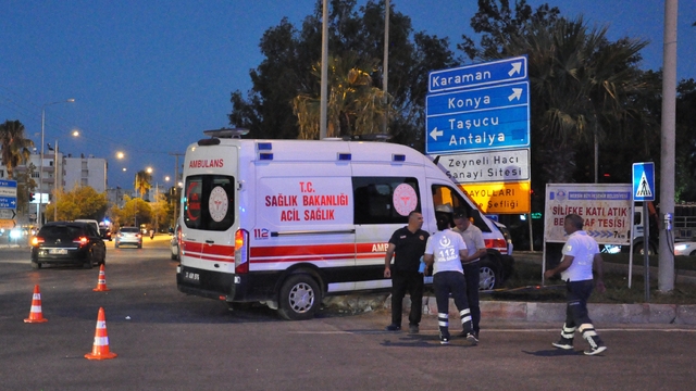 Mersin de ambulans ve otomobilin çarpışması sonucu 4 kişi yaralandı