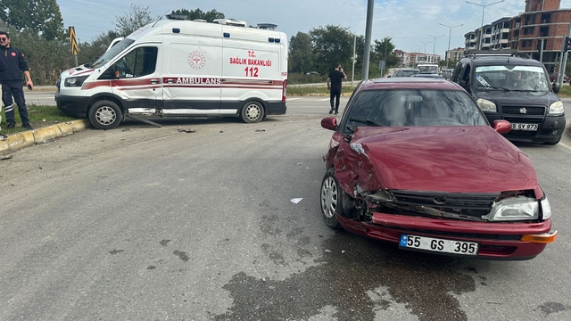 Samsun da ambulans ile otomobilin çarpıştığı kazada 4 kişi yaralandı